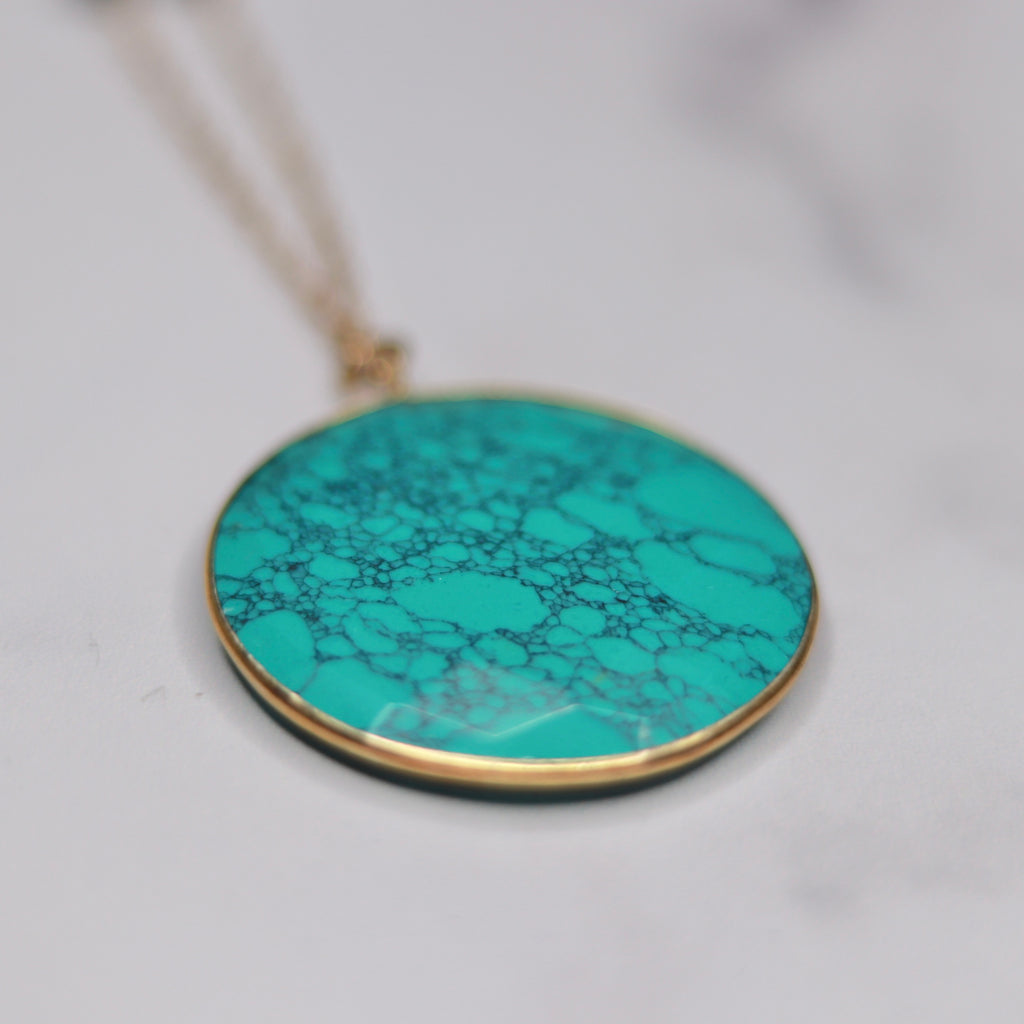 Round Turquoise Pendant on Brushed Gold Etched Oval Chain Necklace  NEW